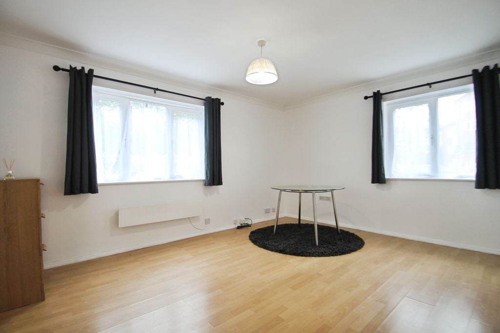 Flat Neptune Road in Greater London