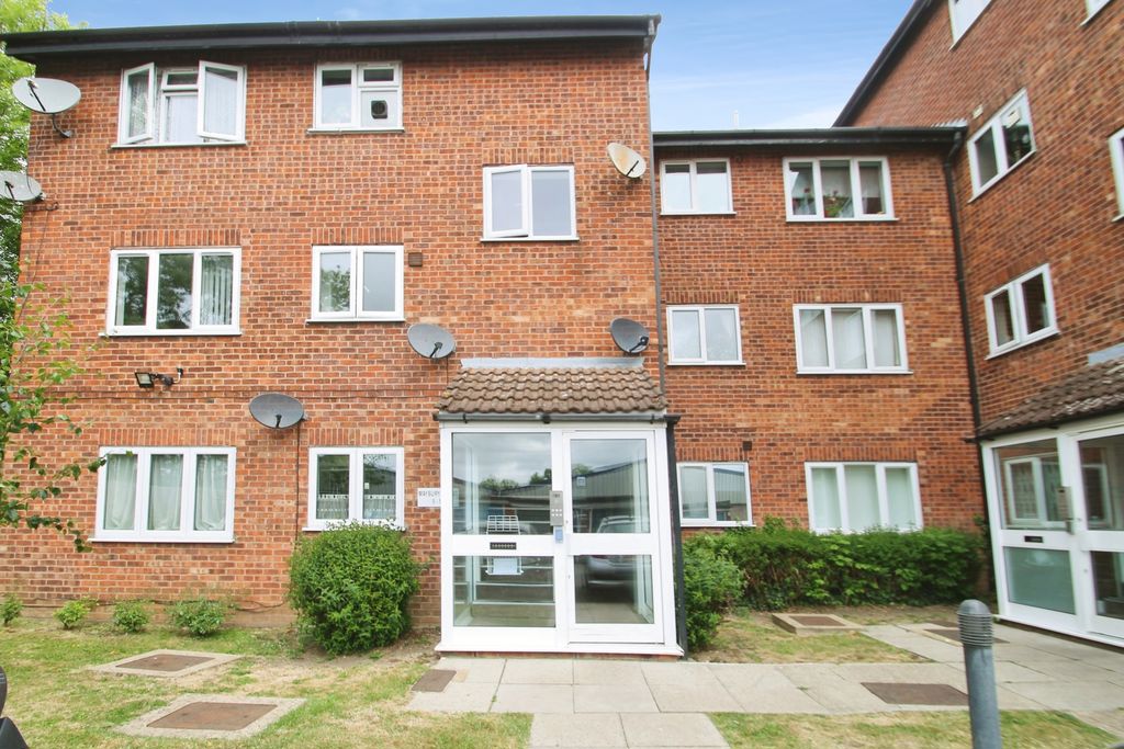 Flat Neptune Road in Greater London