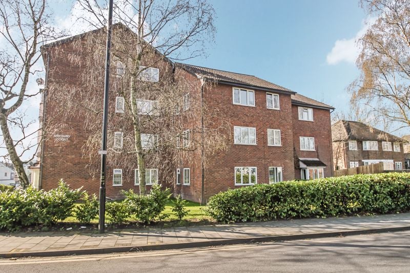 Flat Neptune Road in Greater London