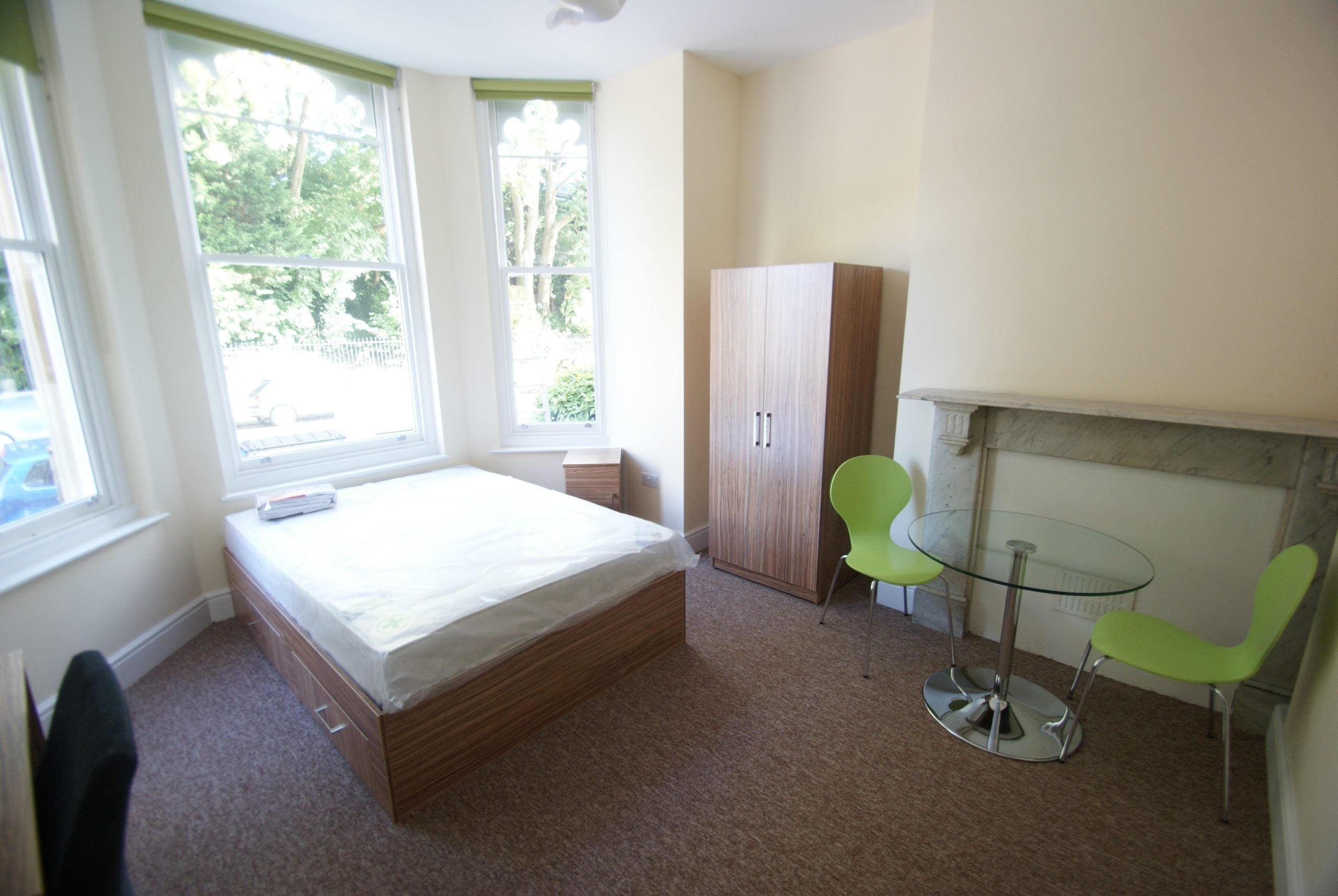 Room Elmdale Road in Bristol