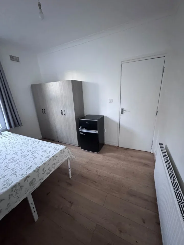 Room Colegrave Road in Greater London