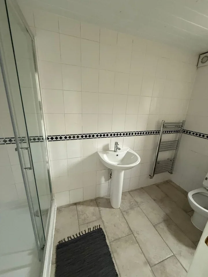 Room Colegrave Road in Greater London