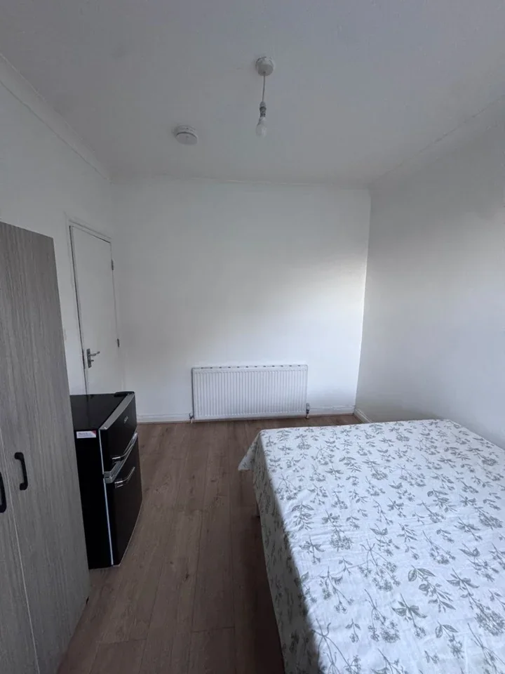 Room Colegrave Road in Greater London