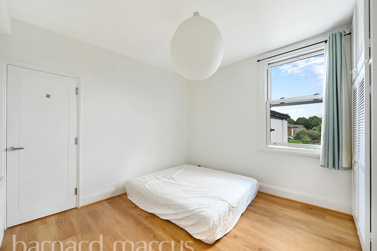 Flat Rylett Crescent in Greater London