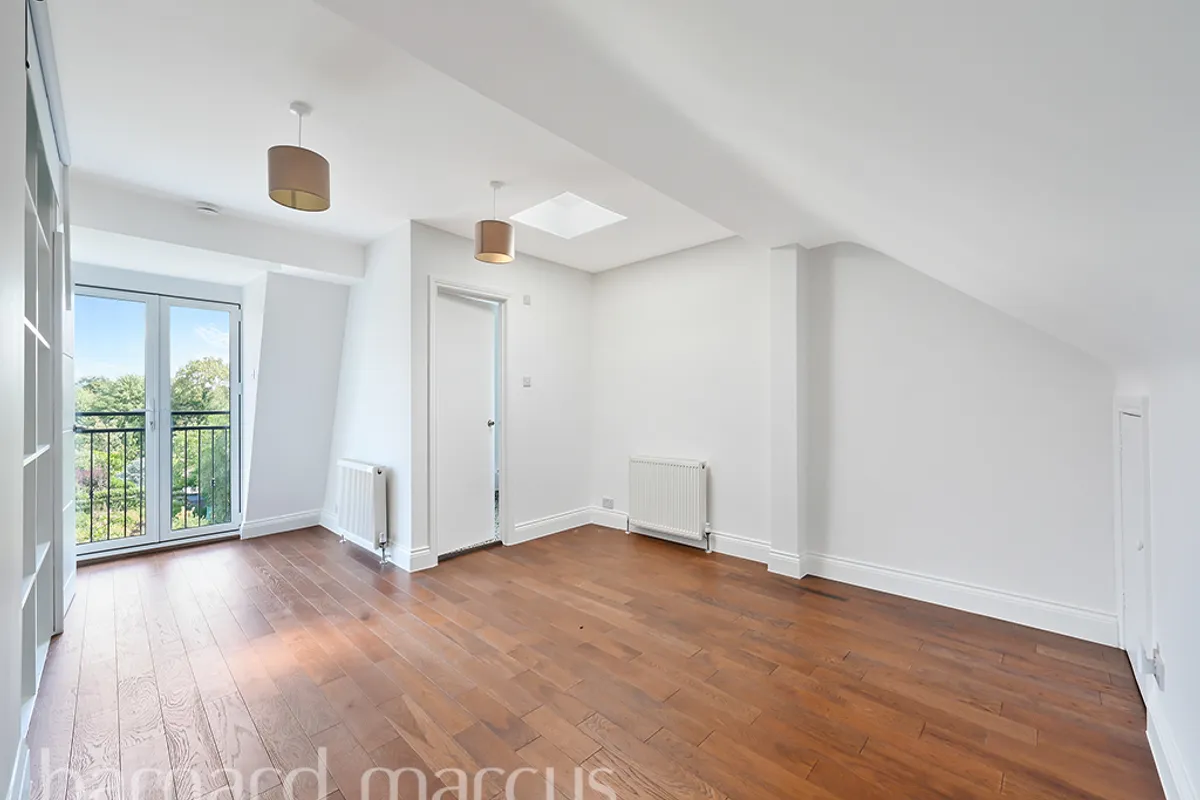 Flat Rylett Crescent in Greater London