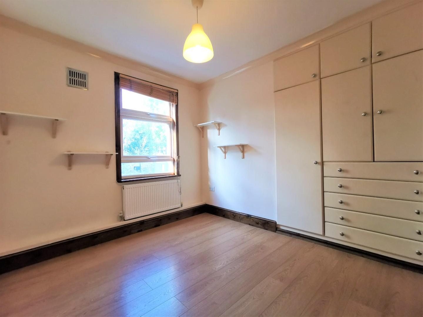 Flat Pellerin Road in Greater London