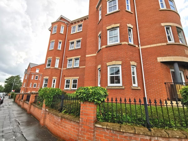 Flat Whitelow Road in Manchester