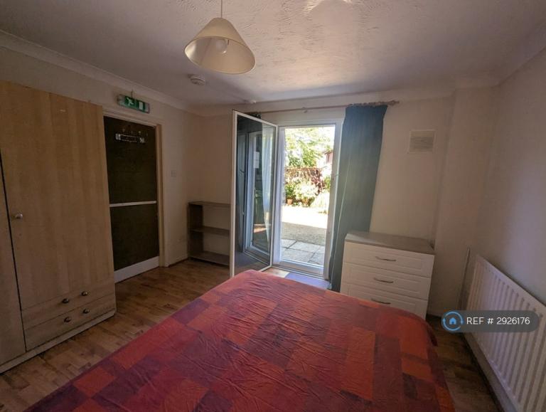 Room Townpath from London Road to Freemantle Road in Surrey Heath