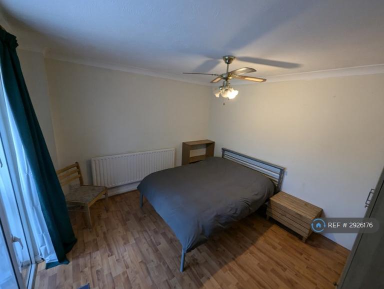 Room Townpath from London Road to Freemantle Road in Surrey Heath
