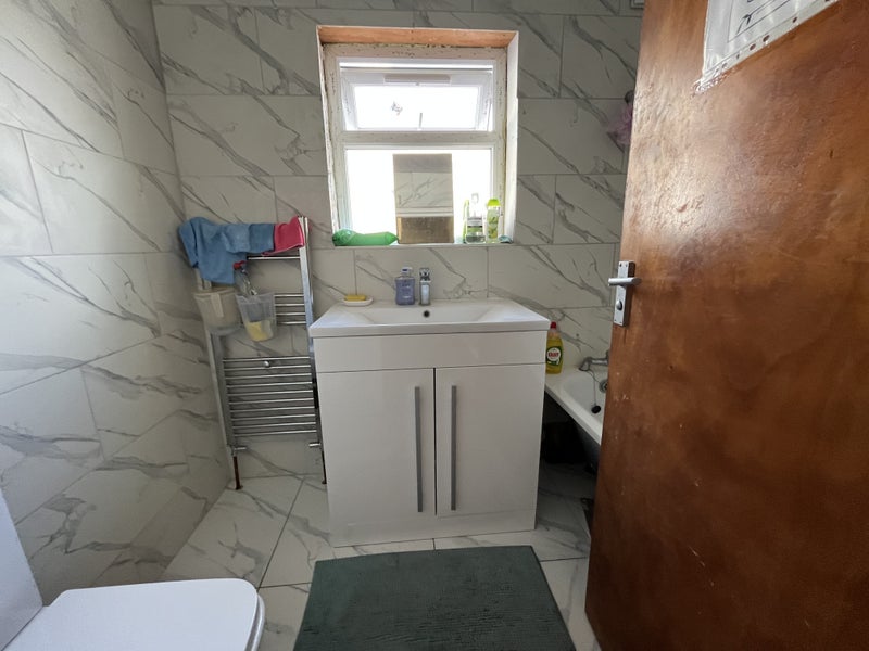 Room Grosvenor Road in Greater London