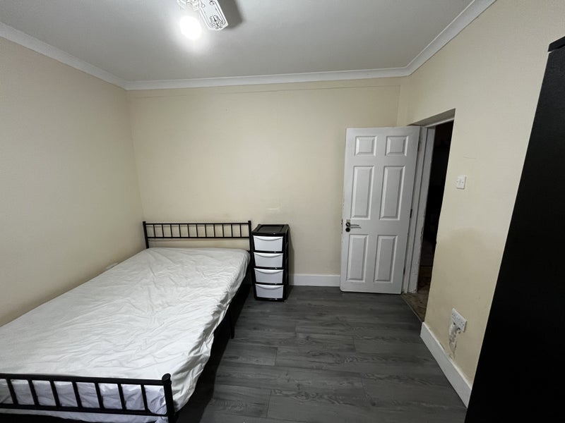Room Grosvenor Road in Greater London