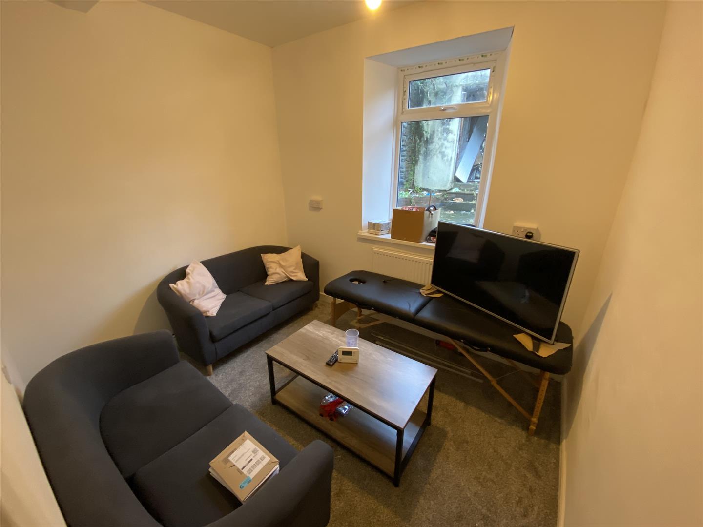 Flat Cardiff Road in Pontypridd
