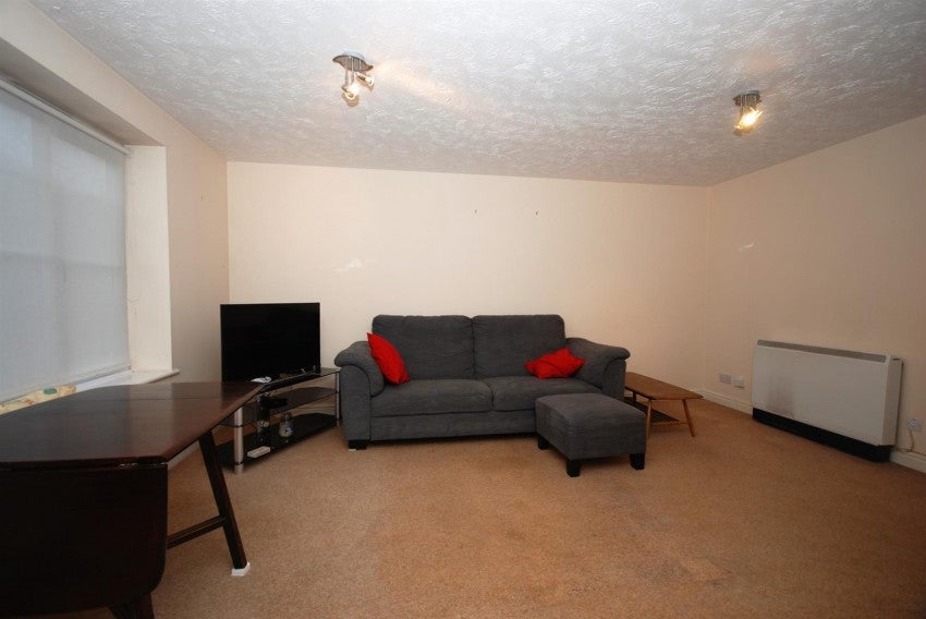 Flat Frances Havergal Close in Royal Leamington Spa
