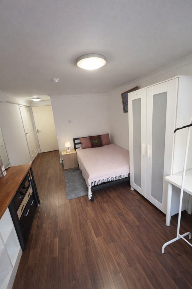 Room Leander Road in Greater London