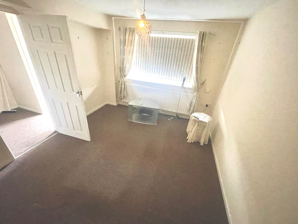 House Lewis Close in Nottingham