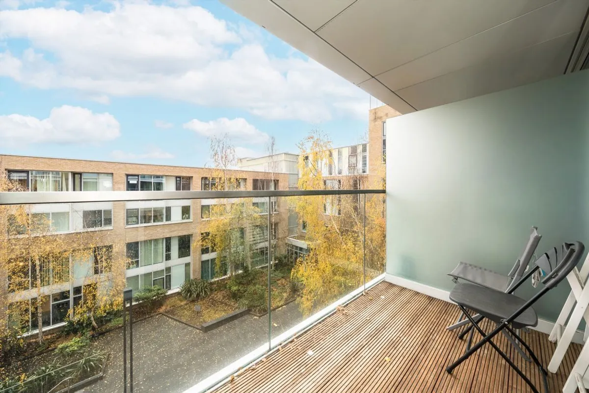Flat Broomhill Road in Greater London