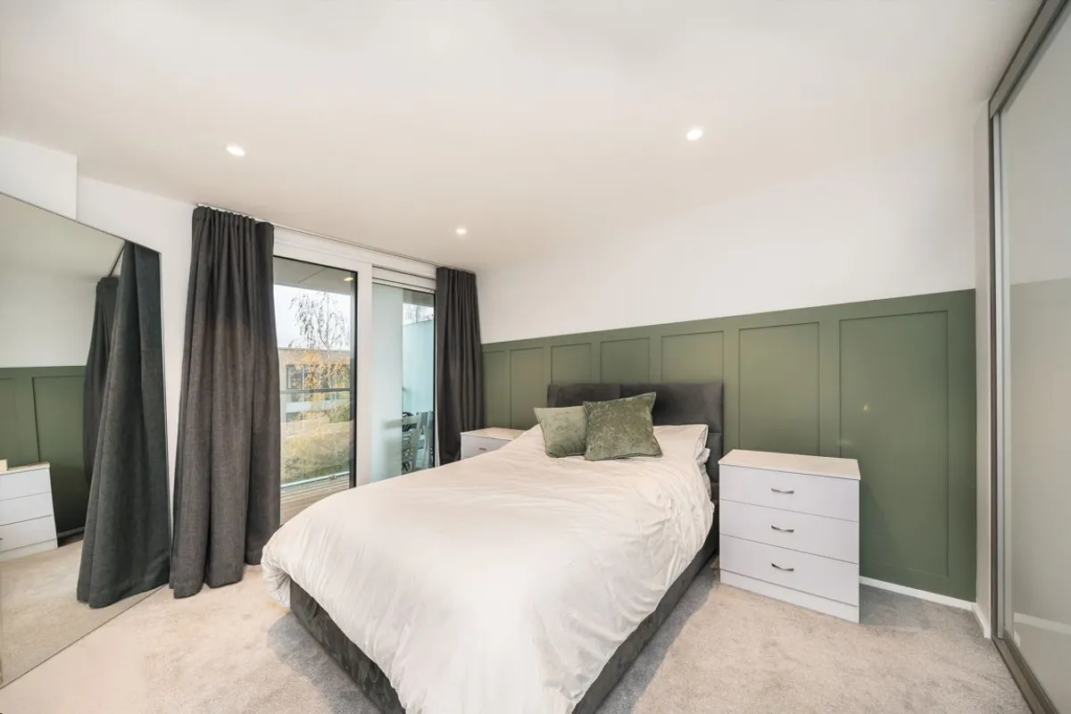 Flat Broomhill Road in Greater London
