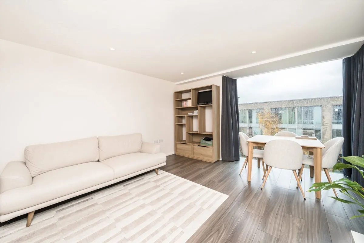 Flat Broomhill Road in Greater London