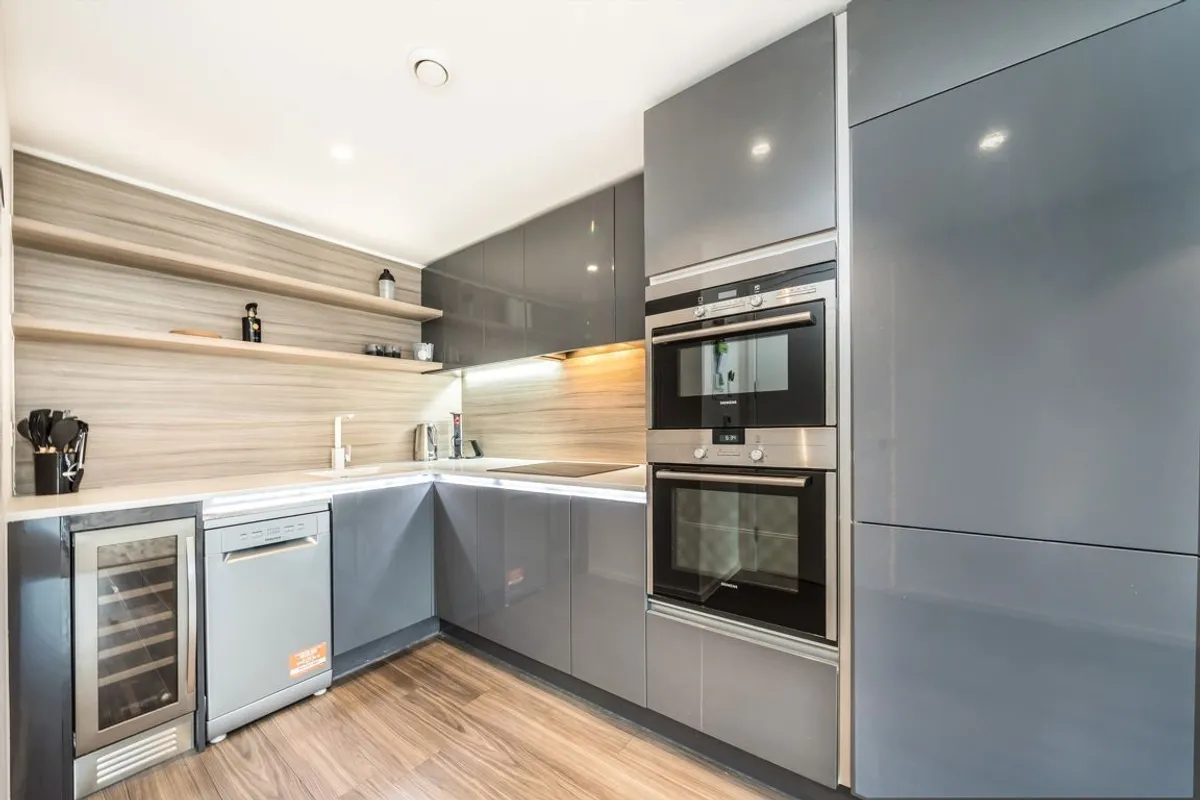 Flat Broomhill Road in Greater London