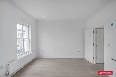 Flat Portobello Road in Greater London