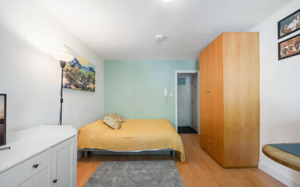 Room Penywern Road in Greater London