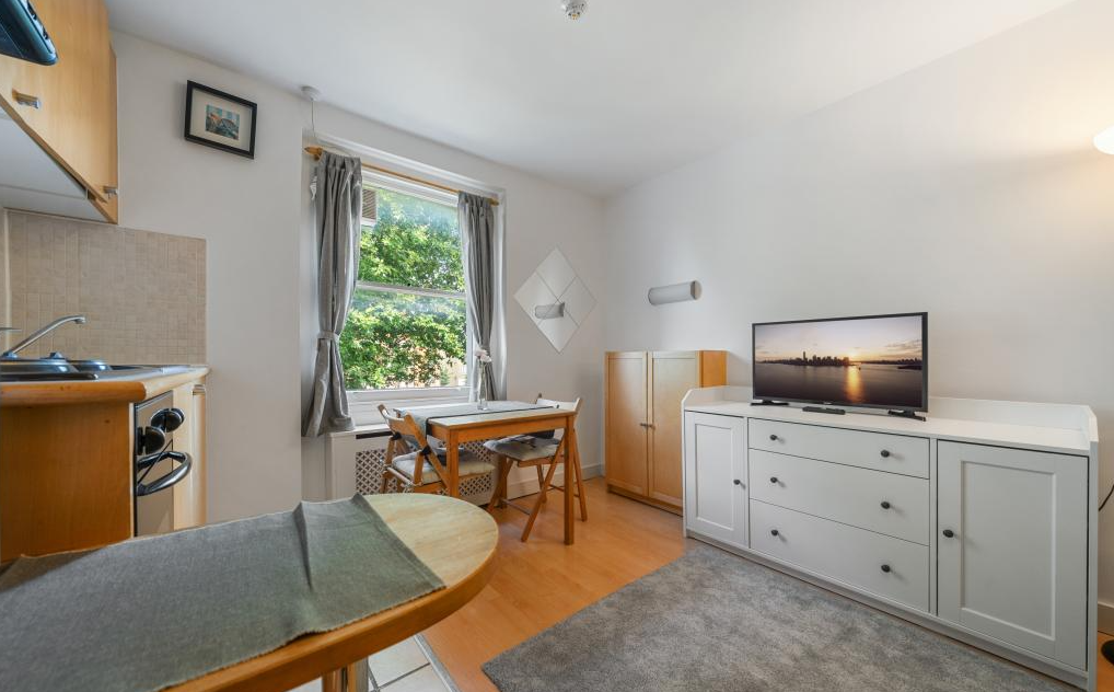 Room Penywern Road in Greater London