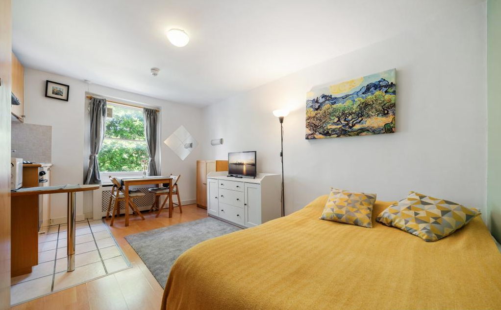 Room Penywern Road in Greater London