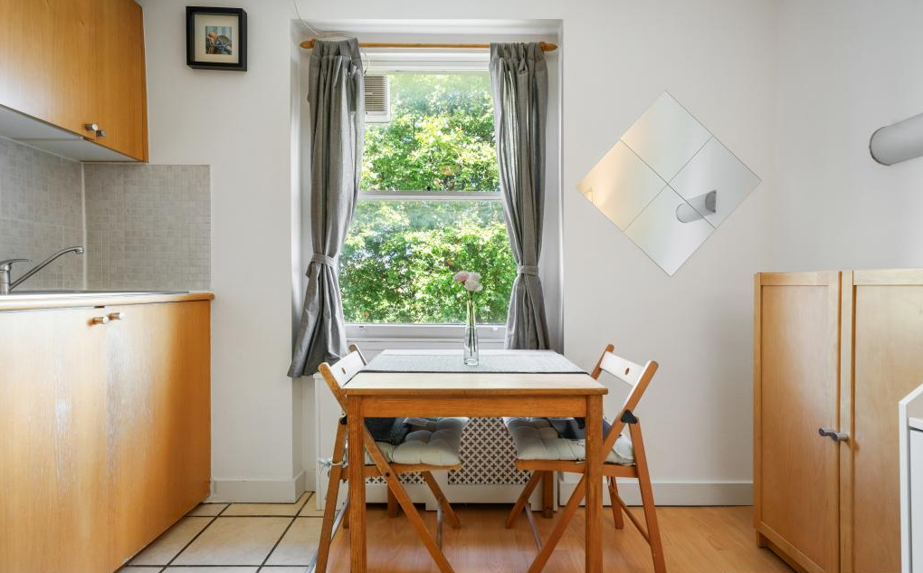 Room Penywern Road in Greater London