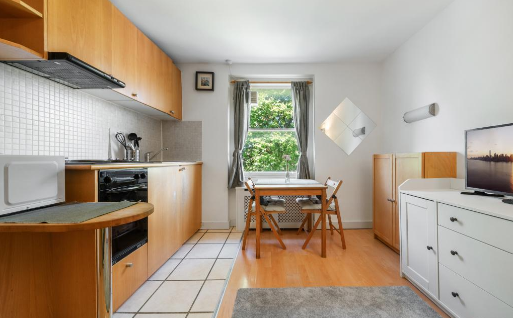 Room Penywern Road in Greater London