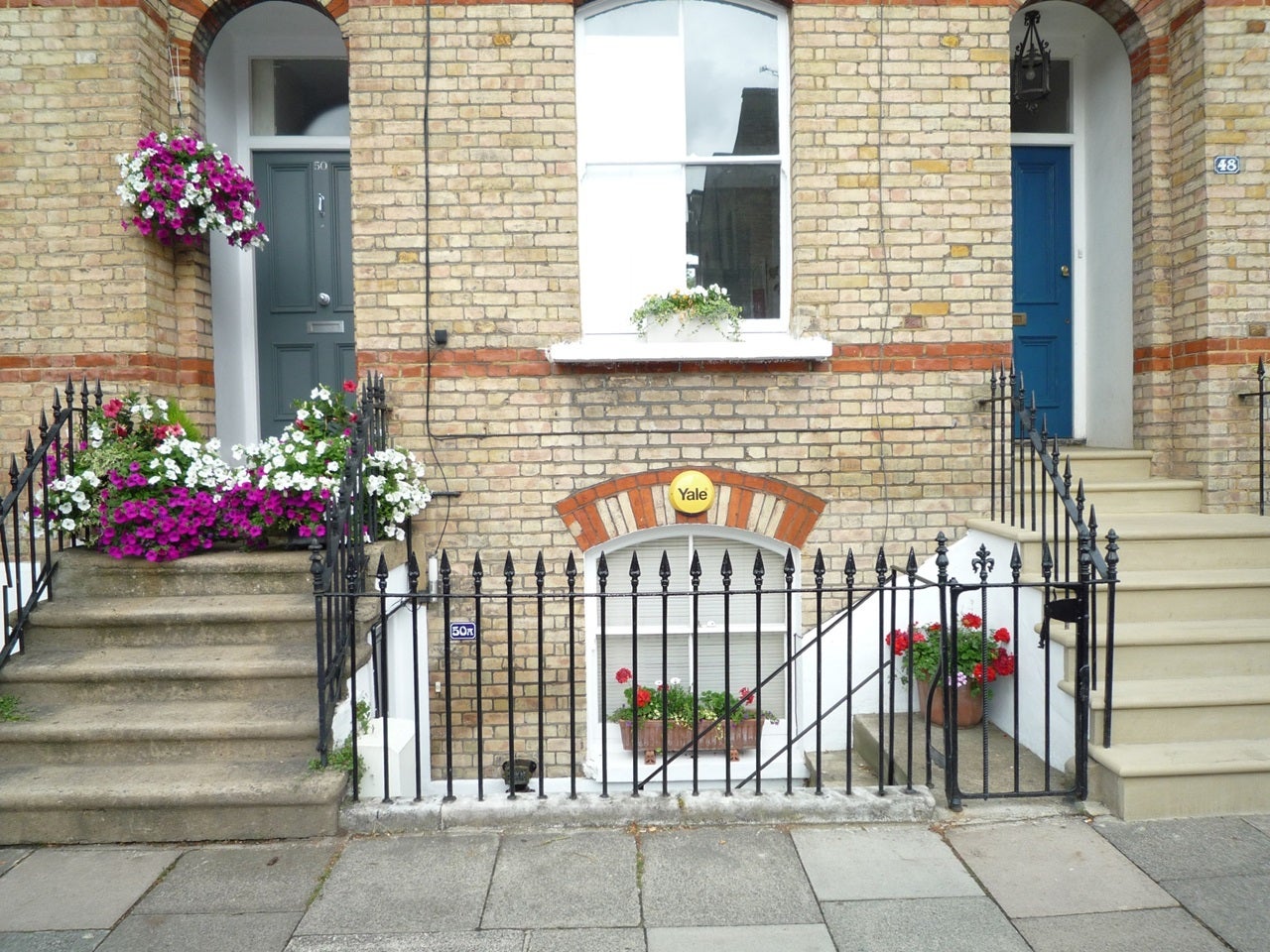 Flat Cleaver Street in Greater London
