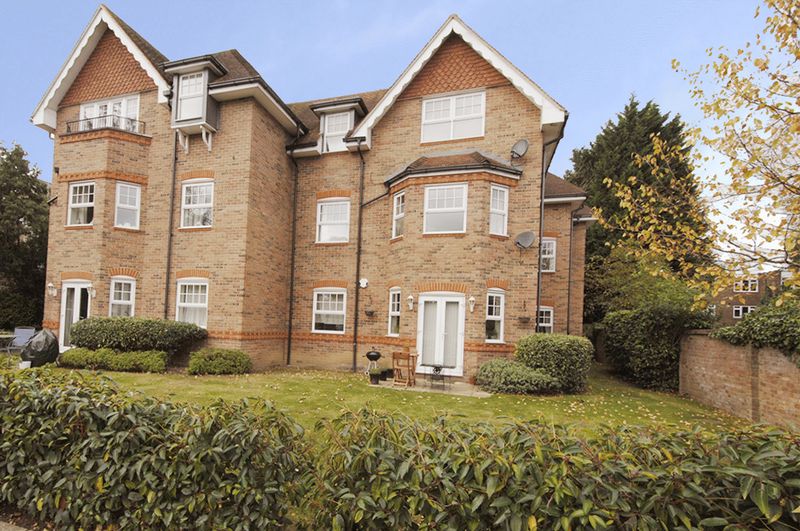 Flat Ashley Road in Elmbridge