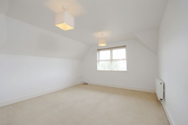 Flat Ashley Road in Elmbridge