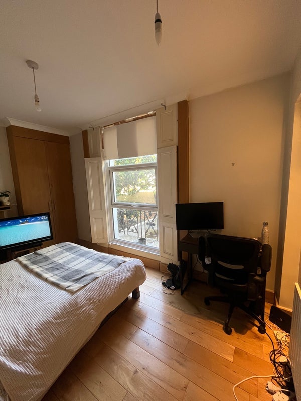 Room Rochester Square in Greater London