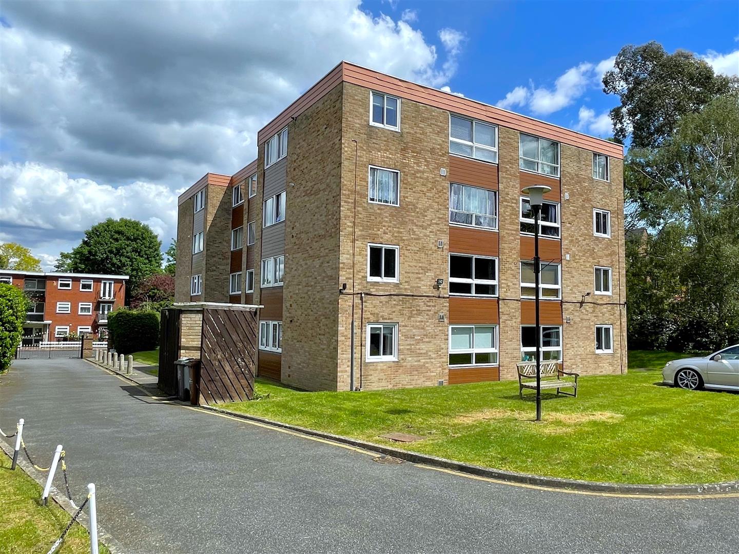 Flat Shortlands Grove in Greater London