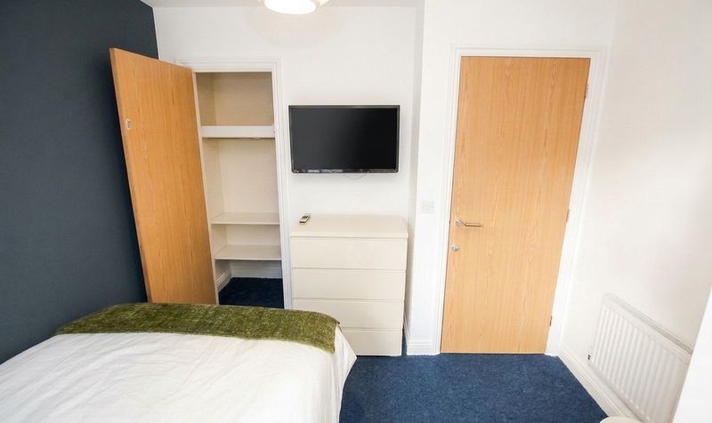 Room Bridges Grove in Earley