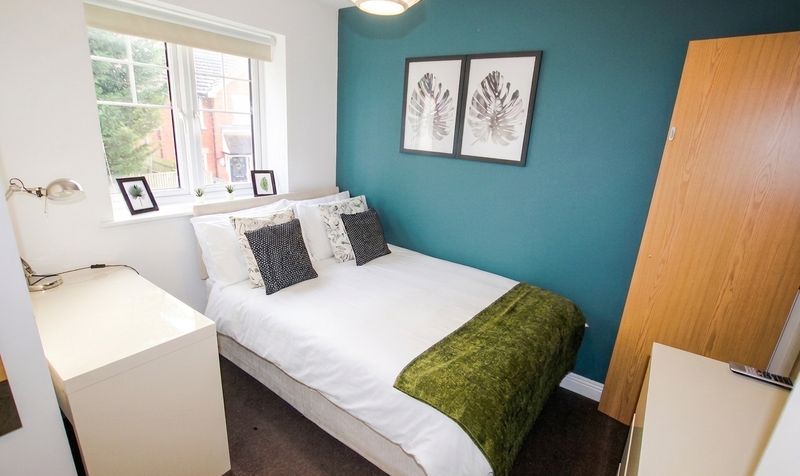 Room Bridges Grove in Earley