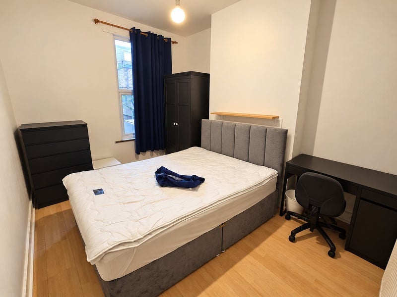 Room Cobbold Road in Greater London