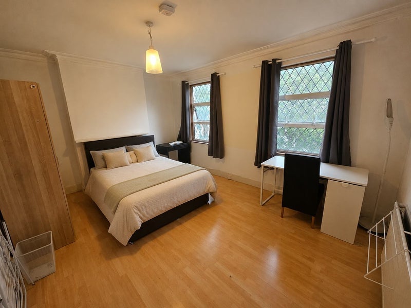Room Cobbold Road in Greater London