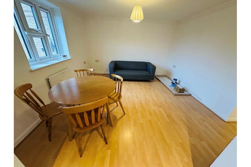 Flat Gainsborough Court in Greater London