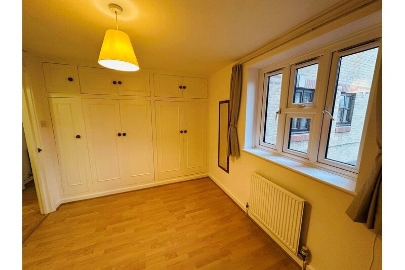 Flat Gainsborough Court in Greater London