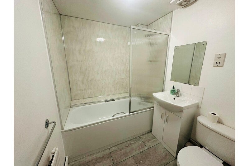 Flat Gainsborough Court in Greater London