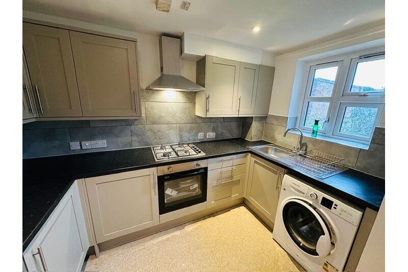 Flat Gainsborough Court in Greater London