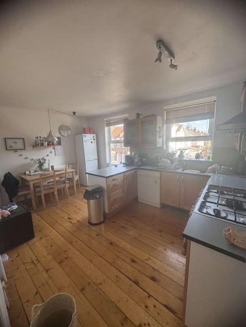 Room Percy Road in Greater London