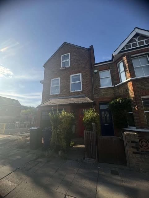 Room Percy Road in Greater London