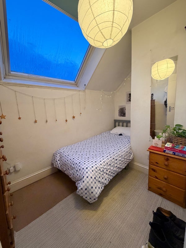 Room Percy Road in Greater London