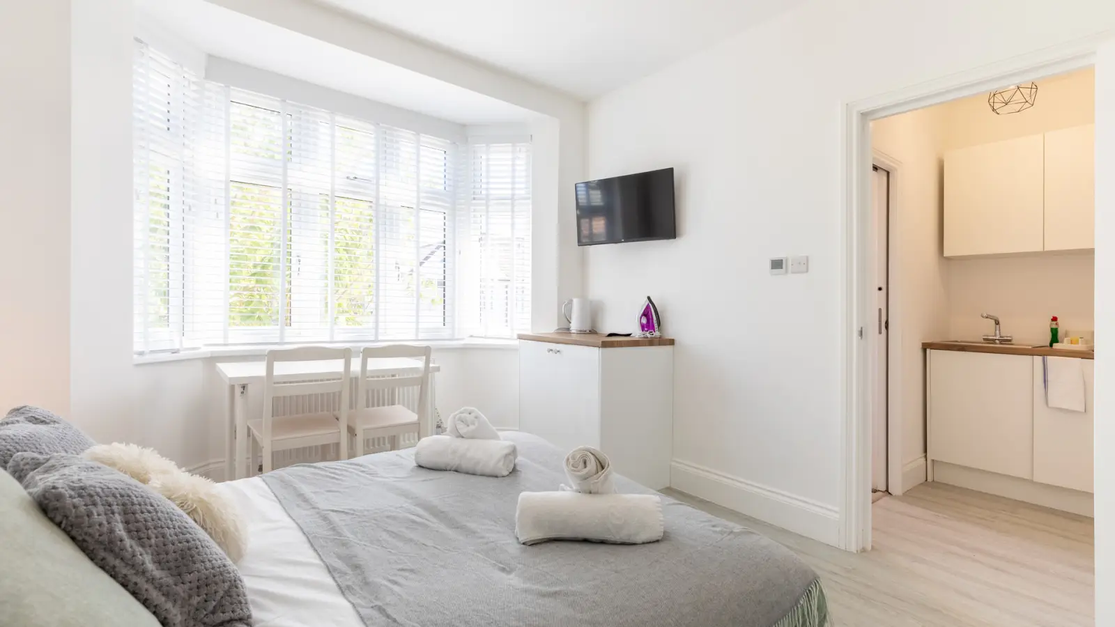 Room Harrow Road in City of Westminster