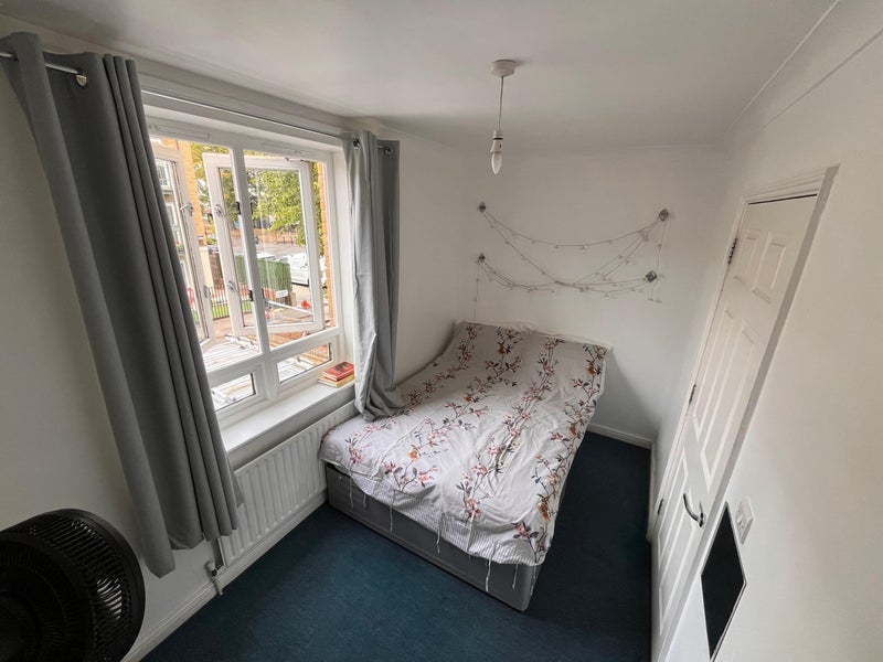 Room Blundell Close in Greater London