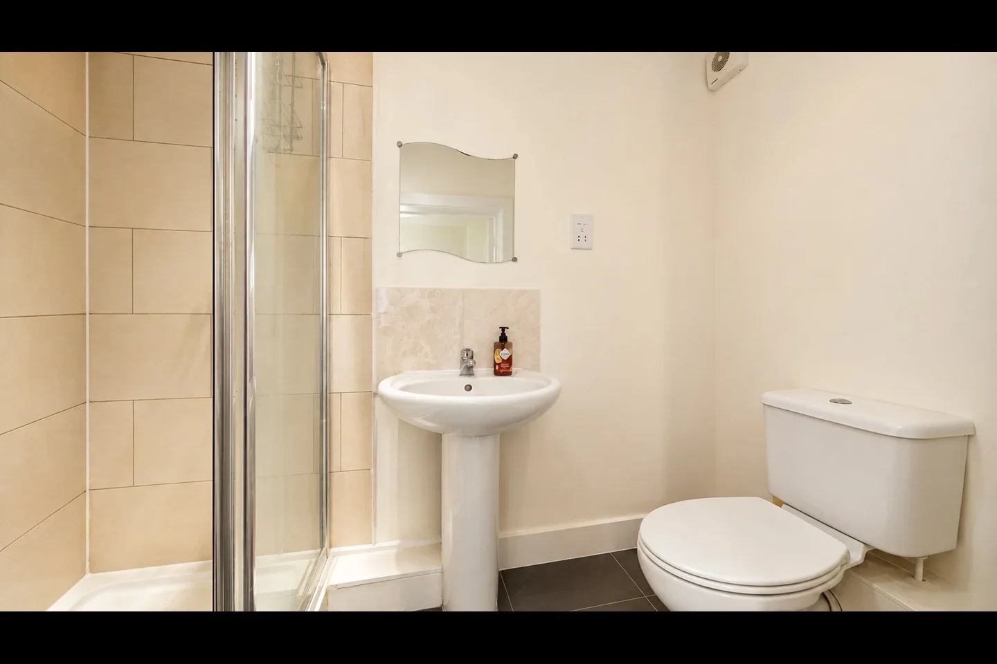 Flat Cephas Avenue in Greater London