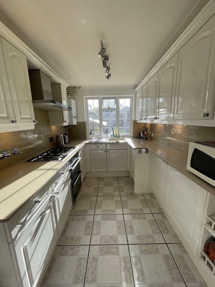 House Lismore Crescent in Crawley
