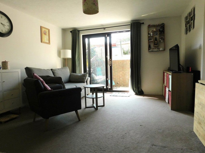 Flat Woodhams Close in Rother